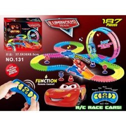 PISTA LUMINOSA 131 CON  AUTO A CONTROL REMOTO 187 PIEZAS 